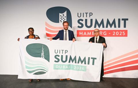 معالي مطر الطاير يحمل علم القمة القادمة في دبي 